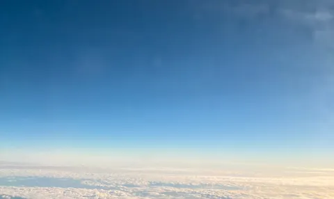雲海の上の青い空