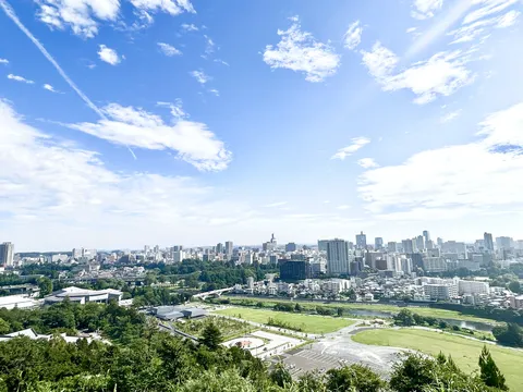 青空とコントレイル、街を見下ろす景観