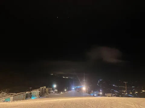 夜のスキー場に灯る静寂