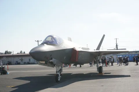 青空と戦闘機、異世界の風景