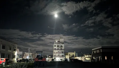 月夜の建設現場
