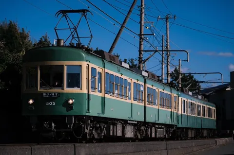 青空と緑、レトロな車体
