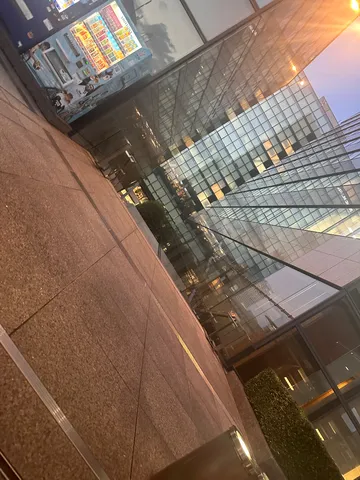 夕景のガラス壁を映す街