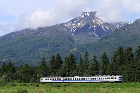 山と電車、爽やかな旅路