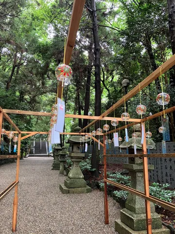 風鈴が紡ぐ、緑豊かな参道