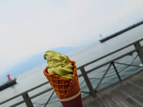 海を望む抹茶ソフト