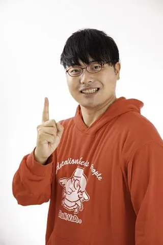 指差し笑顔の赤フーディ