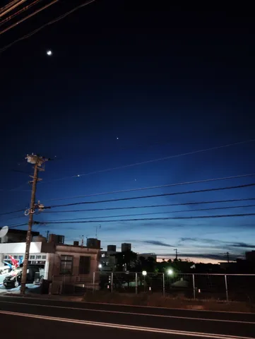 夜明け前の静寂、星と月と街灯