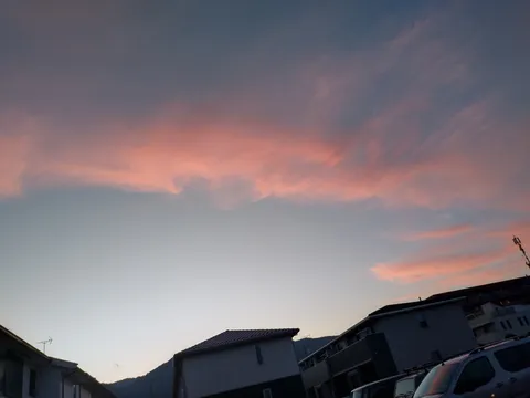 茜色に染まる空と街並み