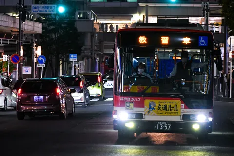 夜の路上教習、眩しいライトで登場！