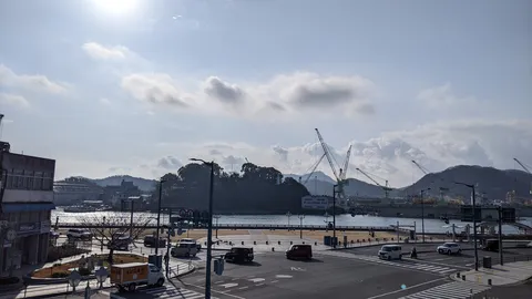 太陽が輝く港と街の風景