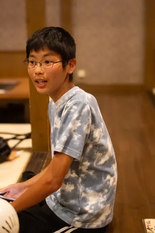 スマホに夢中な少年