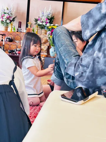 小さなまなざしと色彩豊かな祭壇
