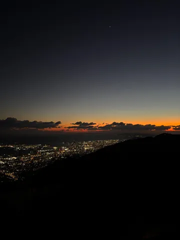 星降る夜景、都市の灯りが輝く