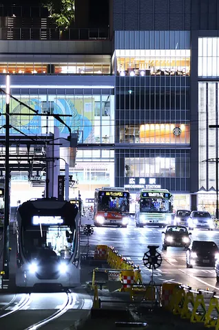 夜の駅前バスの流れ