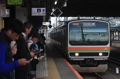 日常の一コマ、電車待ちの風景