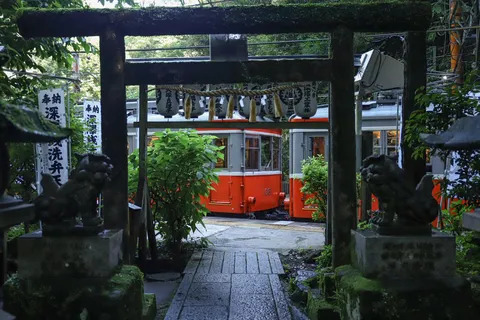 鳥居をくぐると電車が待ってた！