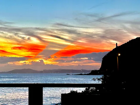 燃える空と静かな海