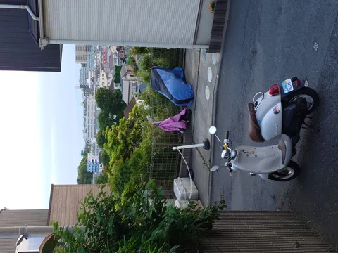 見下ろす街と佇むスクーター
