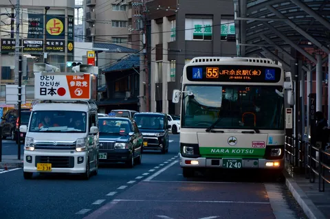 信号待ちの日常、バスと軽自動車