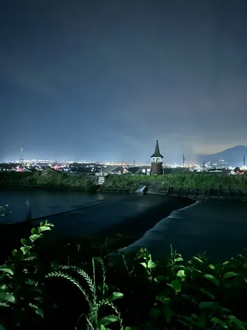 夜の川と塔の静かな語り