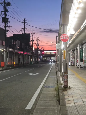 夕暮れ街灯、赤信号と消えゆく空