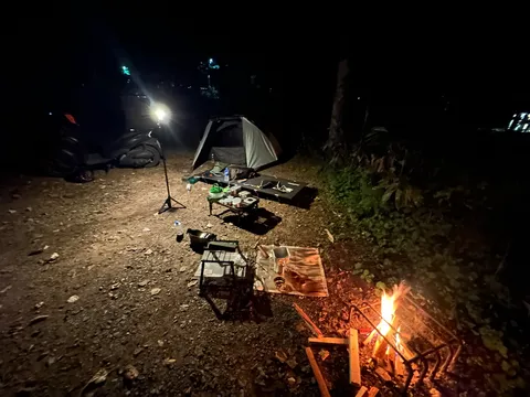 闇夜に灯るキャンプの灯火