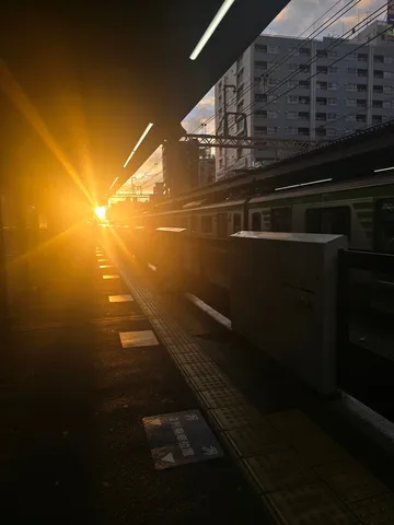 夕陽に染まる駅のホーム