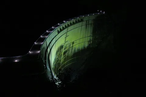 闇夜に浮かぶ緑のダム