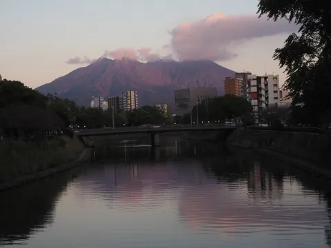 夕暮れの山と川の囁き