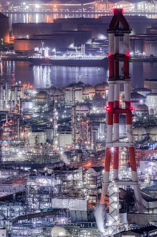夜景に浮かぶ巨大プラントの灯り