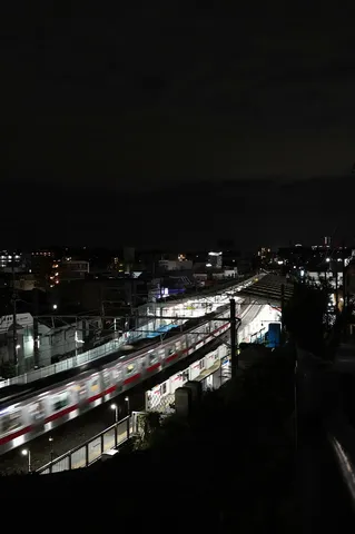 疾走する夜の光跡