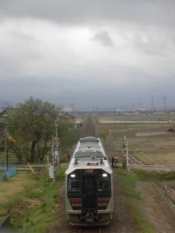 雨雲の下、鉄道の旅路