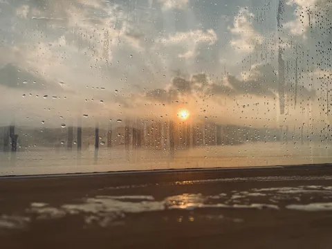 水滴越しのやわらかな光