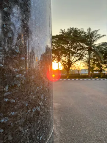 夕陽と柱の光の物語