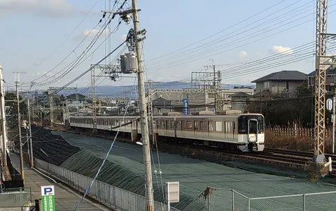 電線と電車、日常の風景