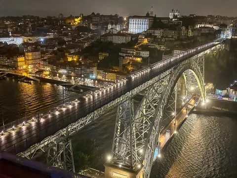 夜を渡る光の架け橋