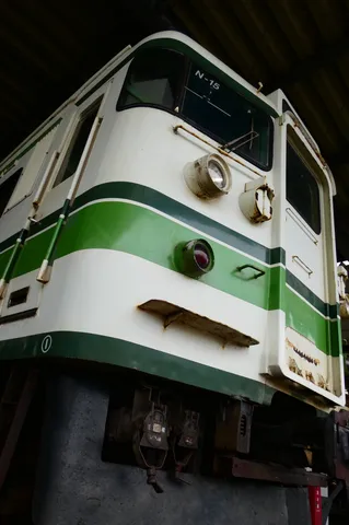緑の縁取りが走る車体