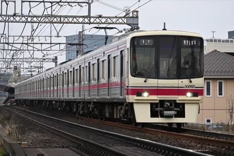 都会を駆けるスタイリッシュな電車