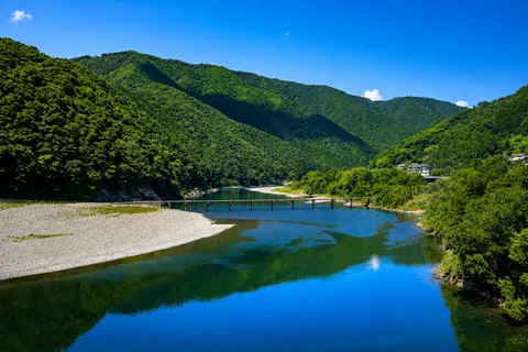 山間の清流と静かな橋