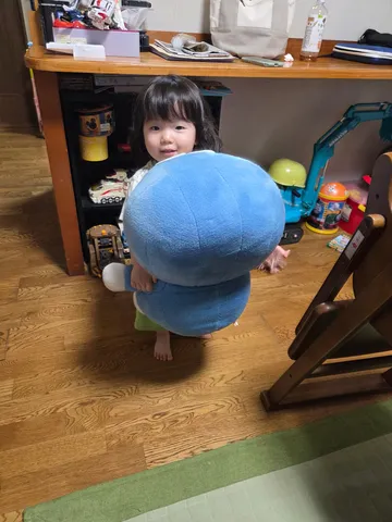 巨大ぬいぐるみと見つめ合い