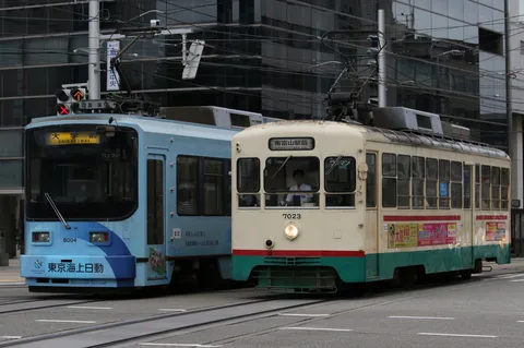 新旧を結ぶ路面の瞬間