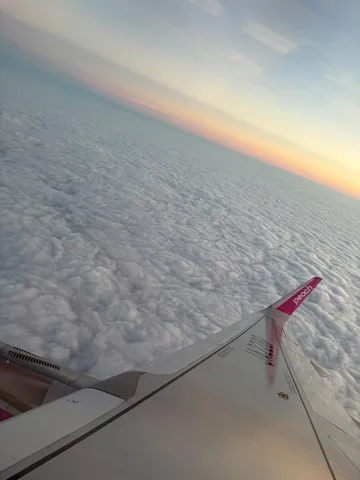 空と雲を結ぶ翼の境界