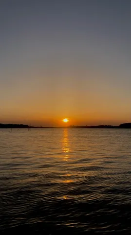 静寂の夕暮れ、水面の輝き