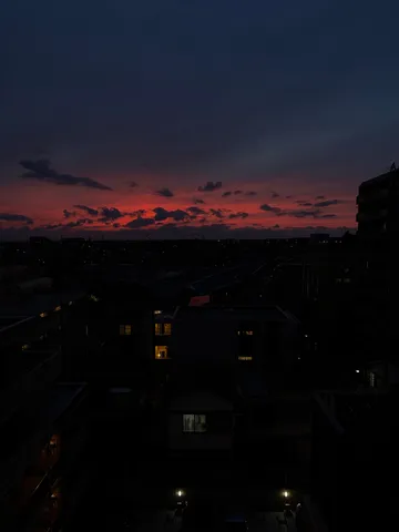 燃えるような空と灯りのコントラスト