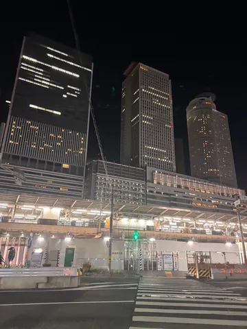 夜の高層と横断歩道の光
