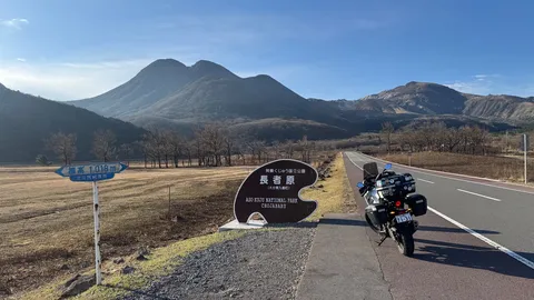 山道にひらく静かな火山景色