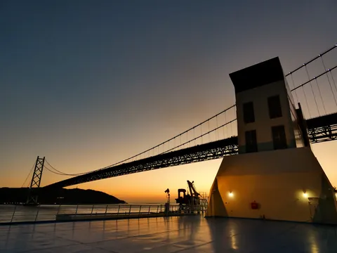 夕映えに浮かぶ大吊り橋