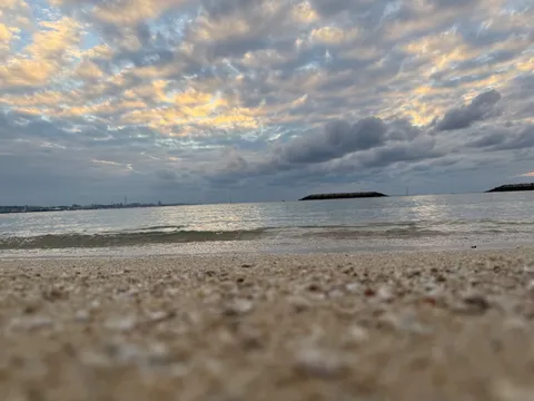 砂浜から見上げた空と海