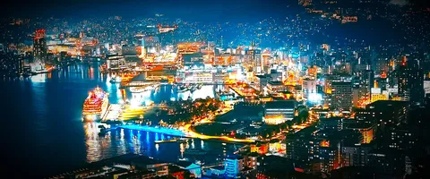 煌めく夜の港街